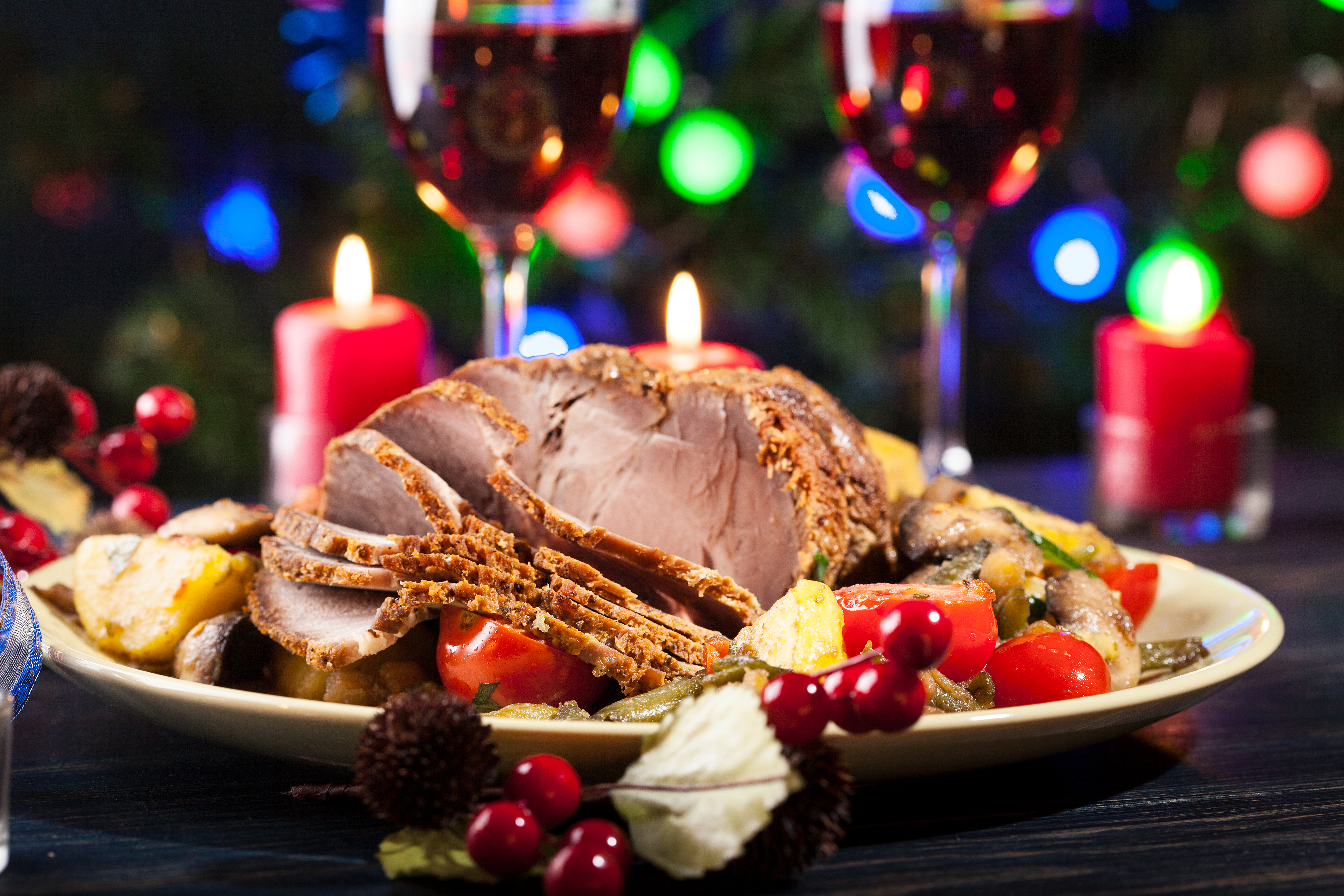 Рождество какие блюда. Новогодние блюда. Мясо на новый год. Мясо на стол в новый год. Красивые мясные блюда на новый год.